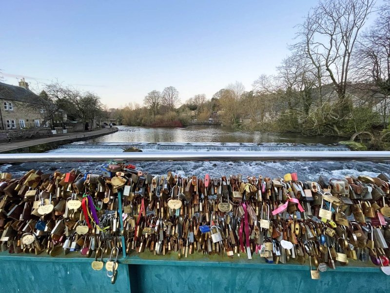 Bakewell-bridge-lovelocks-padlocks-on-bridge
