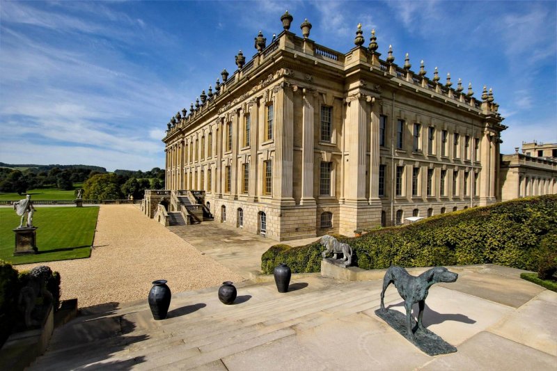 chatsworth-house-main-building-on-a-sunny-day