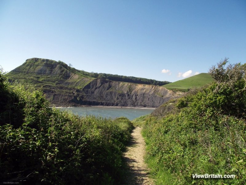 Approaching-the-Chapmans-Pool-descending-from-the-hill-walk