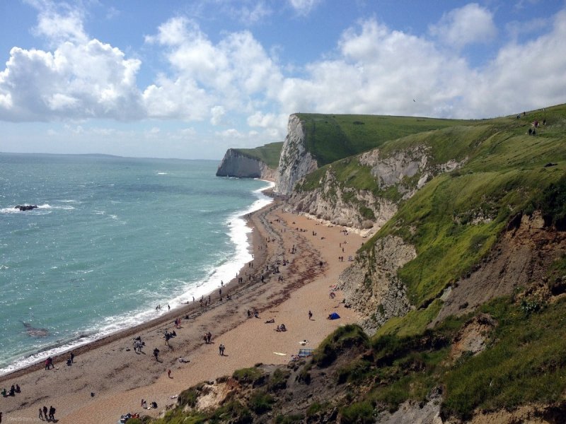 Beach-near-Durdle-Door-on-a-sunny-day-people-sunbathing-Dorset-England-min