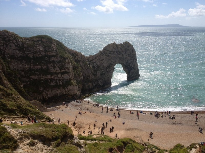 durdle-door-beach-on-a-sunny-day-with-beachgoers-sunbathing-min