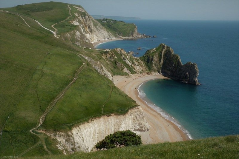 remote-serene-durdle-door-beach-at-lulworth-dorset