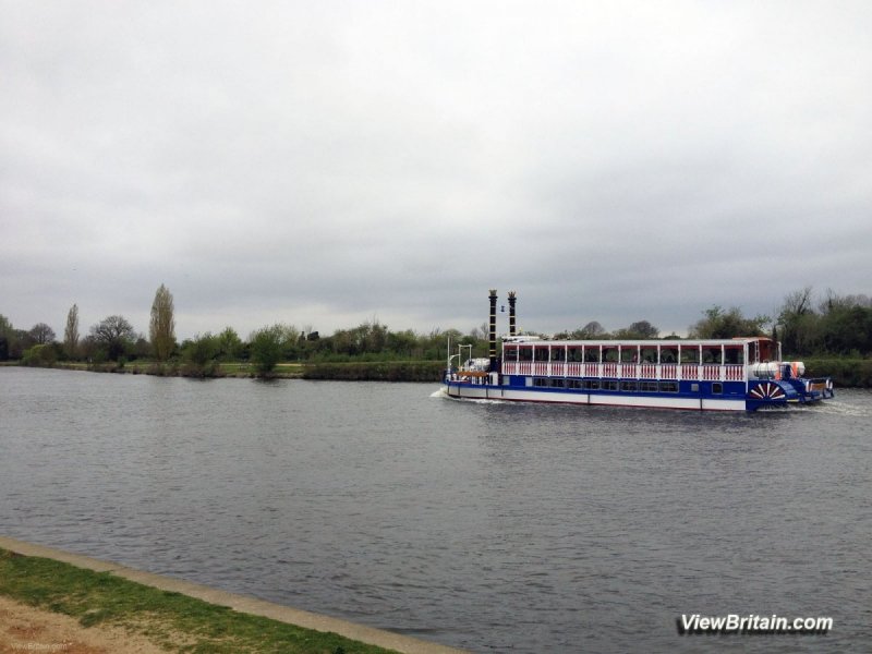A-passenger-boat-to-Hampton-Court