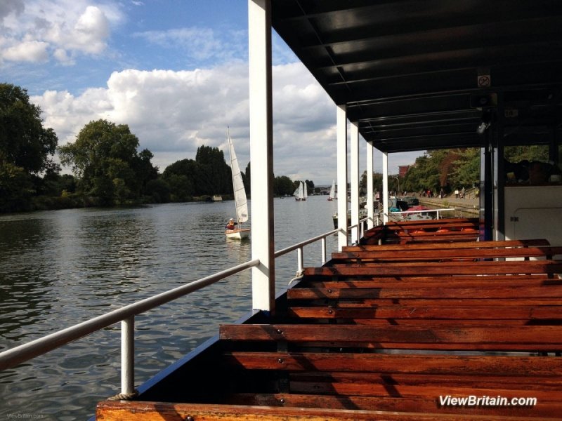 Boat-Leaving-Queens-Promenade-for-Hampton-Court