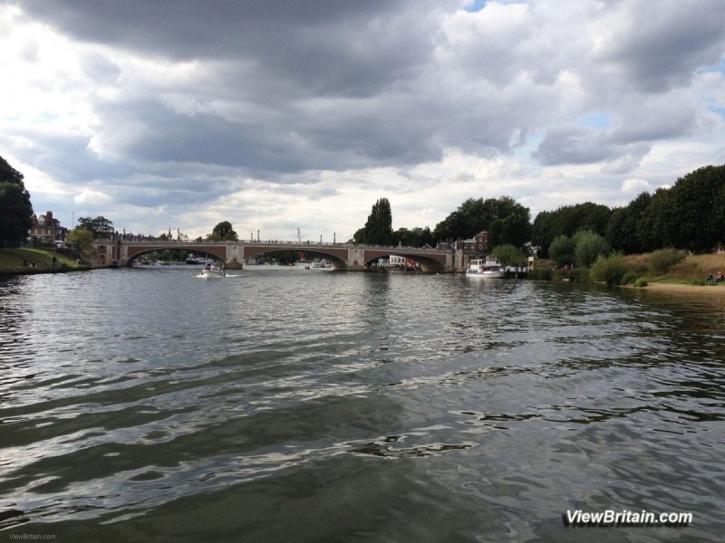 Hampton-Court-Bridge-Surrey-UK