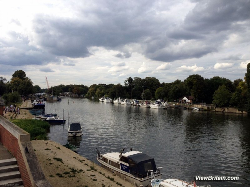 Hampton-Court-Riverside-Surrey-UK