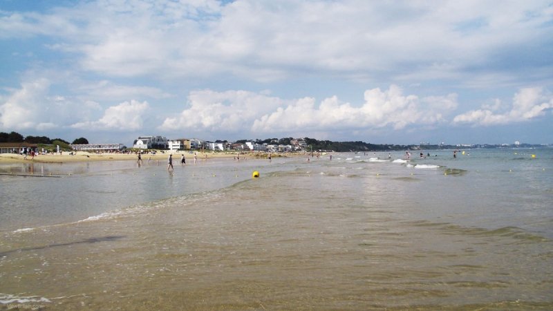 Poole-Beach-on-a-Sunny-day-crystal-clear-water