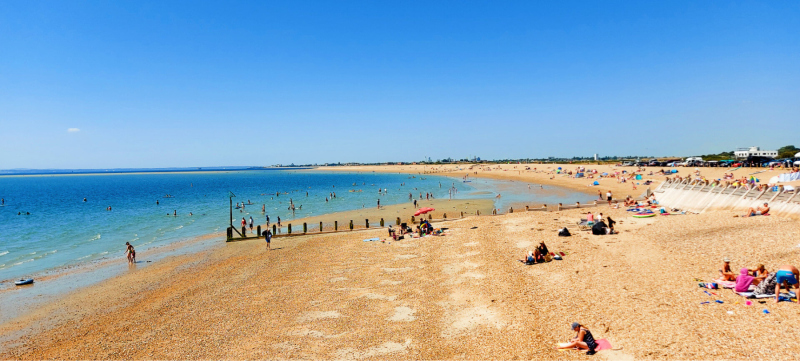 hayling-island-beach-family-fun-viewbritain