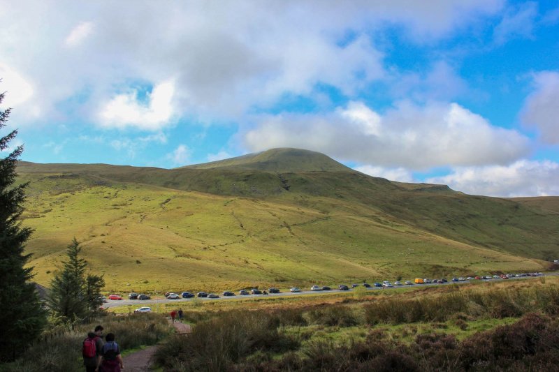 04-on-street-parking-near-storey-arms-pen-y-fan-corn-du-brecon-beacons