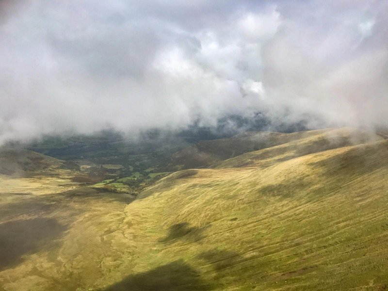 clouds-on-mountain-peak-corn-due-pen-y-fan-brecon-beacons