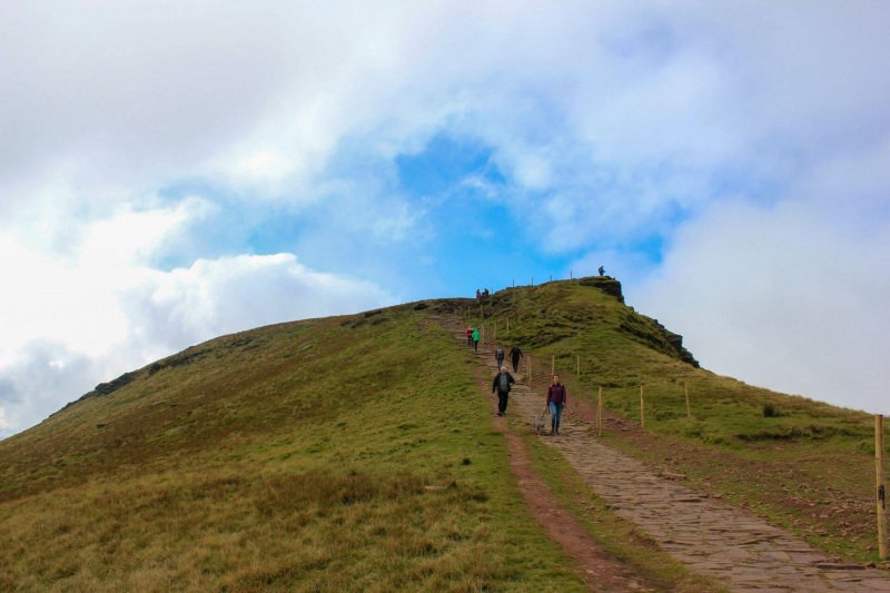 hikers-descending-from-corn-du-mountain-peak