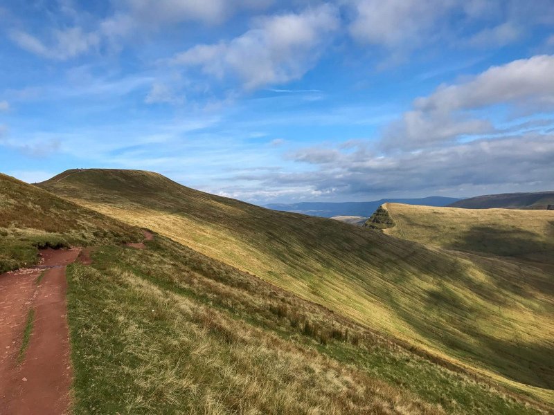 less-steep-descend-from-pen-y-fan-mountain-red-sandstone-path-2