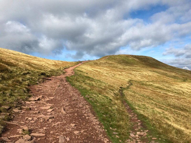 less-steep-descend-from-pen-y-fan-mountain-red-sandstone-path