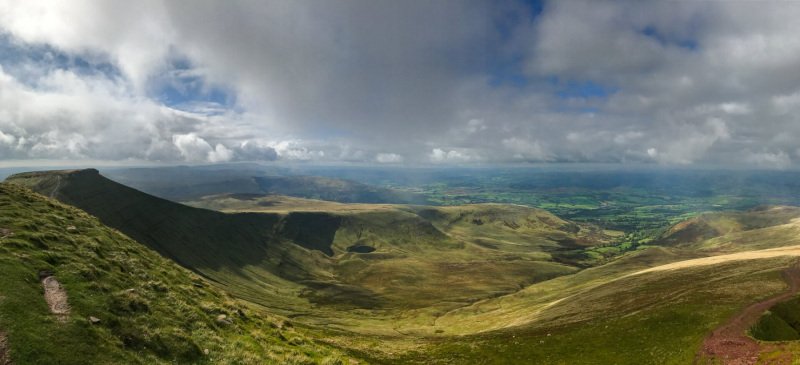 panoramic-view-of-brecon-beacons-from-mountain-peak-pen-y-fan
