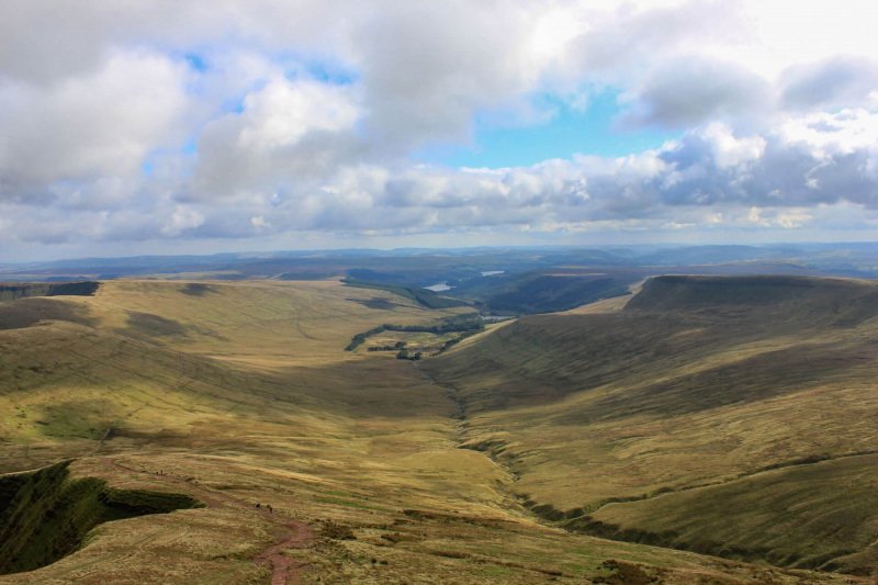 route-down-to-cribyn-peak-from-pen-y-fan-peak