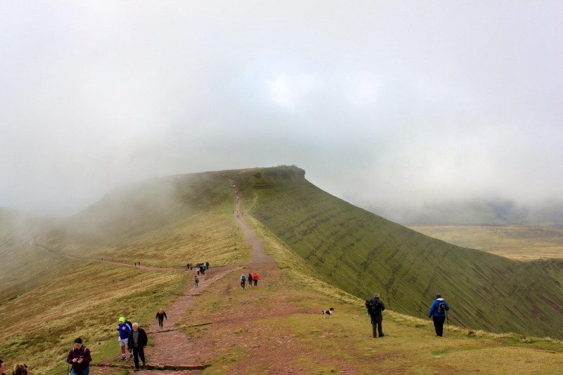 view-of-corn-du-from-pen-y-fan-brecon-beacons-mountain-range