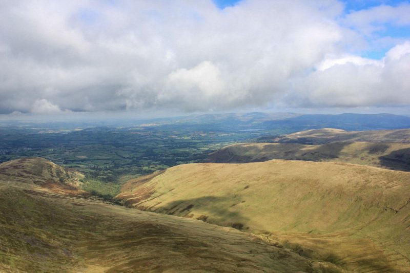views-of-brecon-beacons-from-pen-y-fan-mountain-peak-2