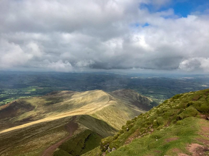 views-of-brecon-beacons-from-pen-y-fan-mountain-peak