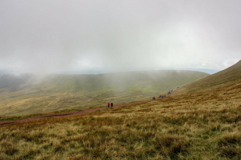 walk-back-down-from-pen-y-fan-to-car-park-2