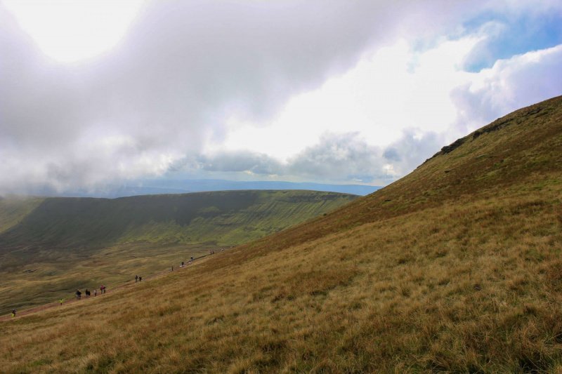 walk-back-down-from-pen-y-fan-to-car-park