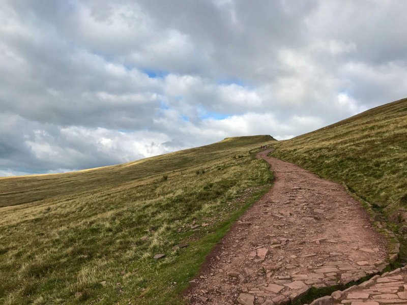 walk-down-from-pen-y-fan-corn-du-mountain-brecon-beacons-2