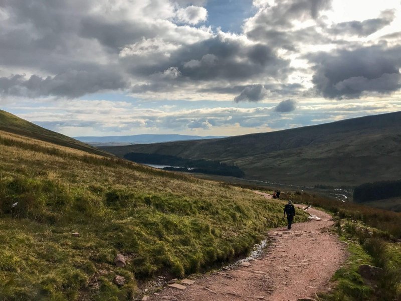 walk-down-from-pen-y-fan-corn-du-mountain-brecon-beacons-4