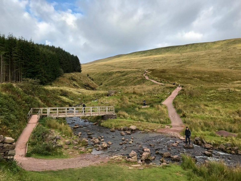 walk-down-from-pen-y-fan-corn-du-mountain-brecon-beacons-5-final-approach-to-car-park-bridge-crossing-stream