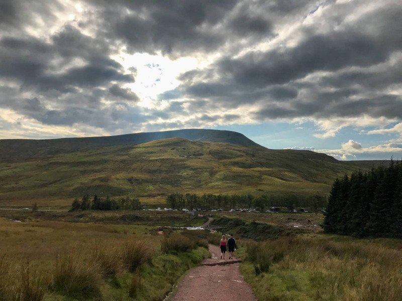 walk-down-from-pen-y-fan-corn-du-mountain-brecon-beacons-5