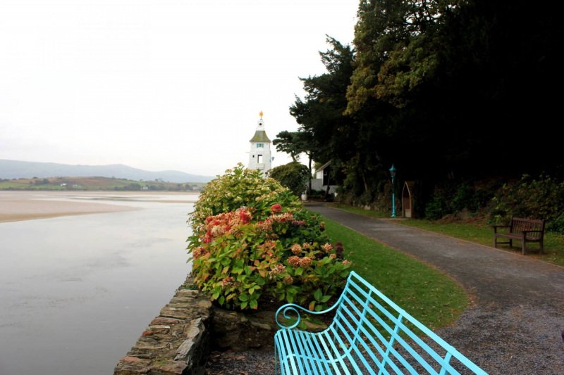 portmeirion-coastal-path-benches-with-view