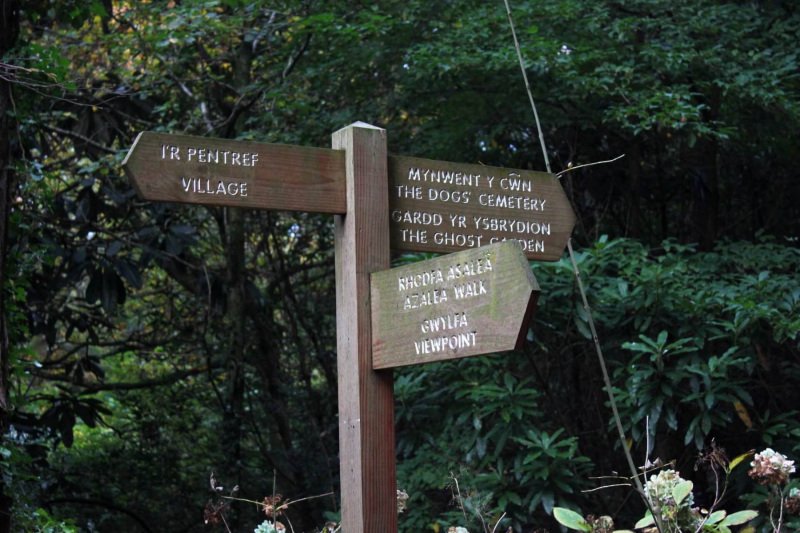 signpost-to-portmeirion-dog-cemetary