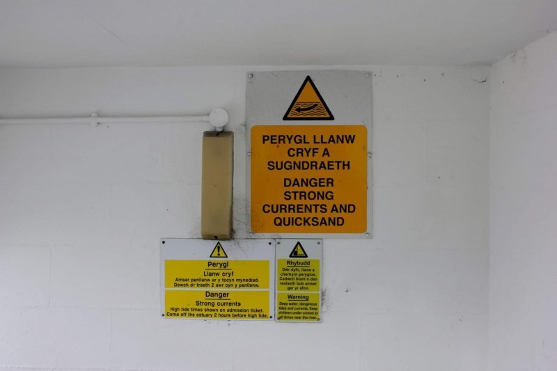 strong-current-warning-sign-portmeirion