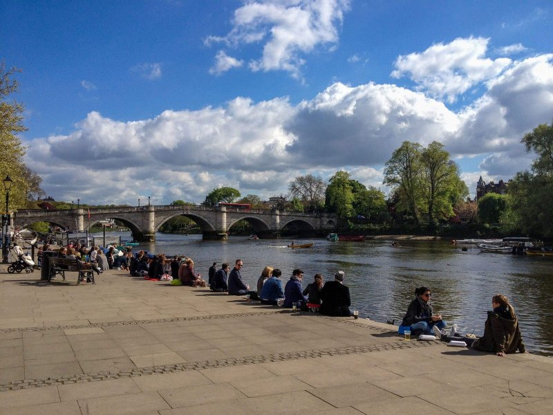 Richmond-riveride-people-sat-by-the-river