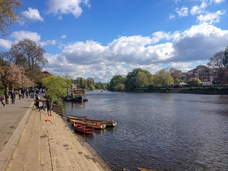 Richmond-riverside-on-thames-boats