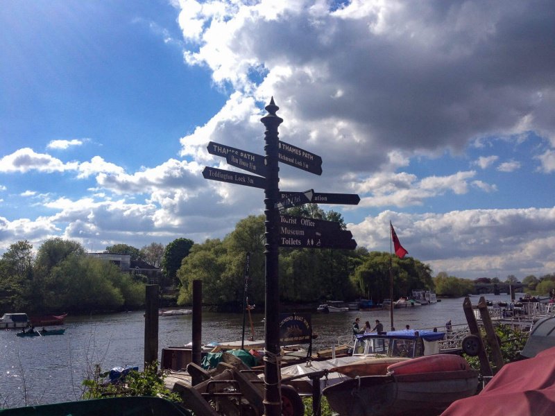 Richmond-riverside-walk-signpost
