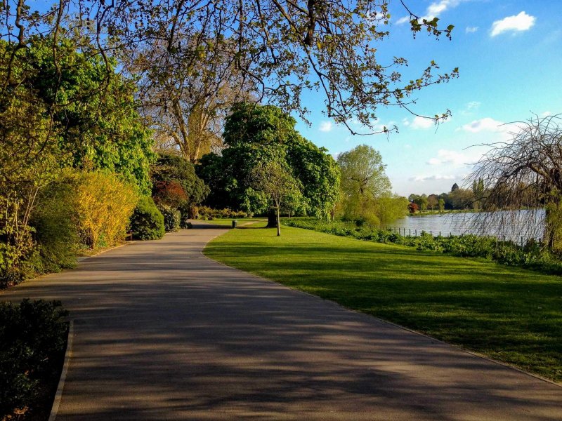 riverside-walk-richmond-thames-london