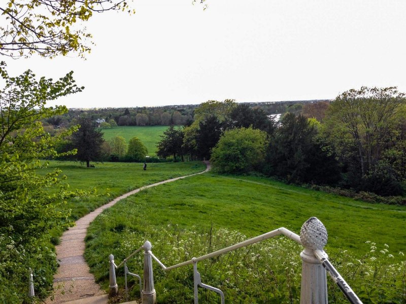 walk-down-from-terrace-to-thames-riverside