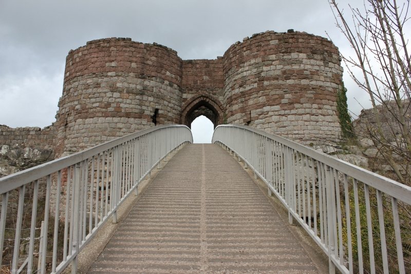 1_bridge-at-beeston-castle-approaching-inner-ward