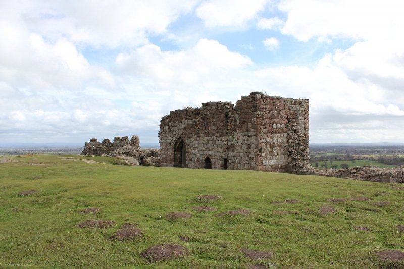 1_inner-ward-at-beeston-castle-with-view
