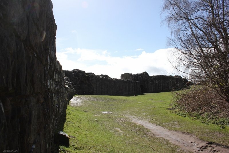 1_outer-ward-wall-at-beeston-castle-2