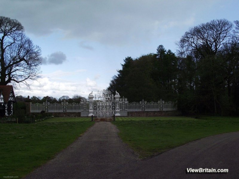 Main-Gate-to-Chirk-Castle-Wales