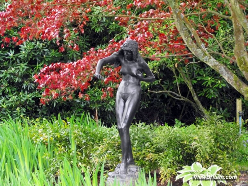 Statue-of-Naked-Lady-by-the-pond-Chirk-Castle-Wales