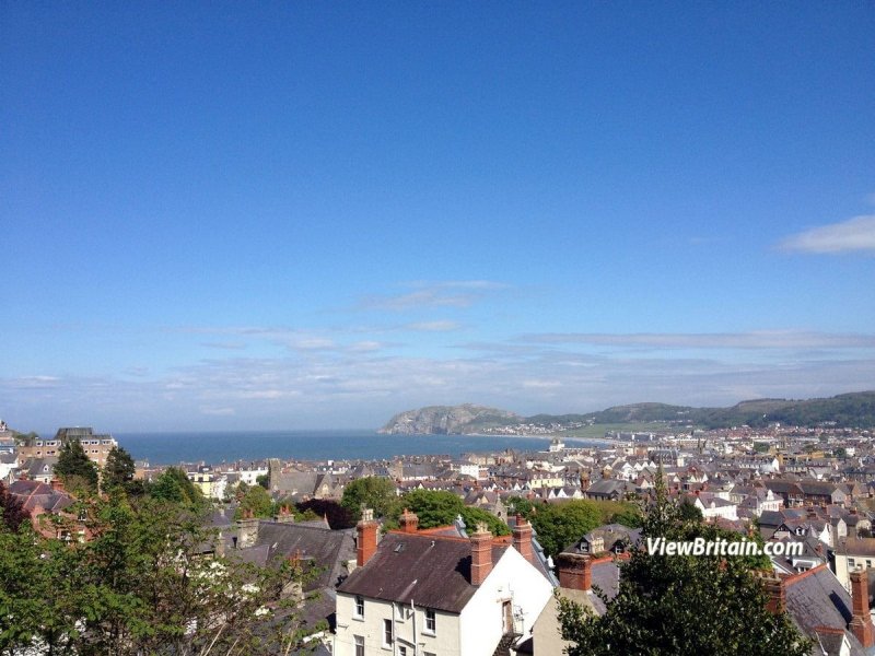 Llandudno-Seaside-Town-on-a-sunny-day