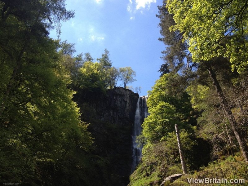 pistyll-rhaeadr-waterfall-photo-with-blue-sky