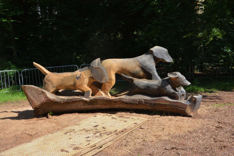 Wooden-carved-sculpture-at-westonbirt-arboretum