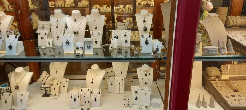 Jet-jewellery-on-east-side-whitby-viewbritain