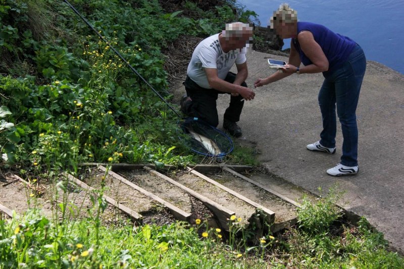 couple-fishing-in-river-wye-symonds-yat-east-newport-anglers-stretch