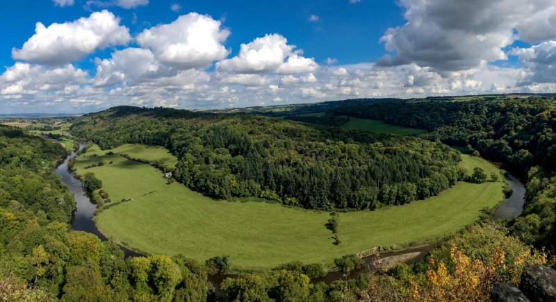 panoramic-view-of-winding-river-wye-from-symonds-yat-viewpoint2