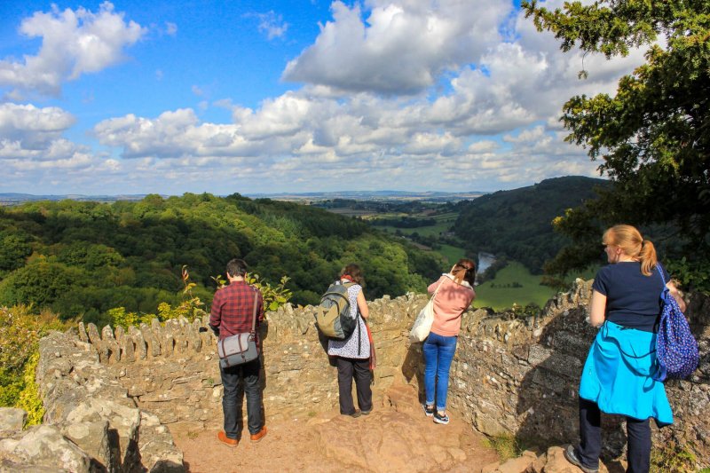 people-taking-pictures-on-symonds-yat-wye-valley