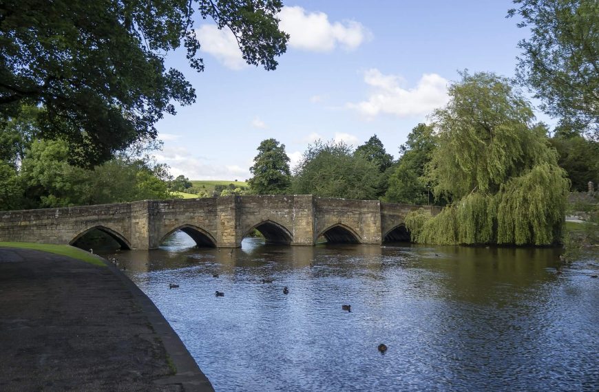 Bakewell-Grade-1-listed-stone-arch-bridge-over-river-wye-derbyshire