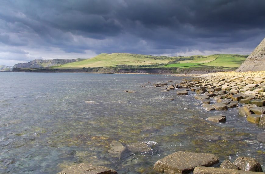 Kimmeridge_bay-rocky-beach